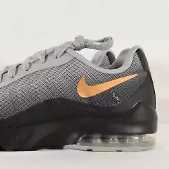 nike air max invigor shoe white